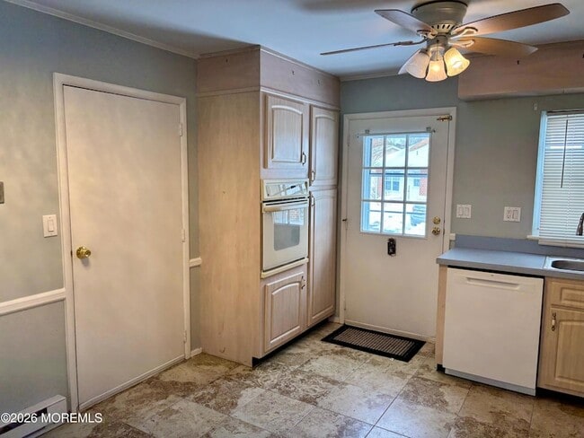 Building Photo - 802B Balmoral Ct