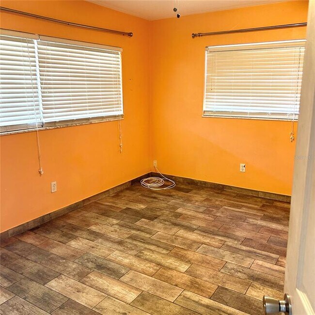 Building Photo - 2152 Greenbriar Blvd