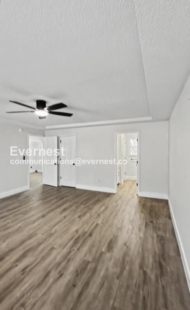 Building Photo - 3 Bed/2.5 Bath Home with Garage / Pet-Friendly / Vouchers Accepted / Available Now!