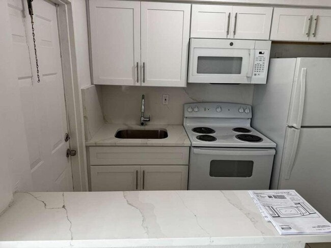 Building Photo - 2-bedroom for rent in N. Miami Beach