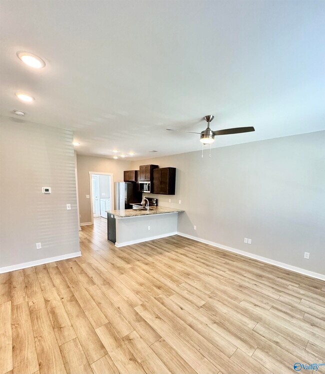 Building Photo - 422 Falls Pointe