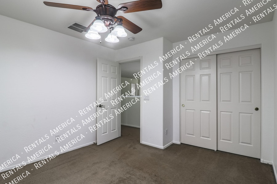 Building Photo - 10606 W La Reata Ave