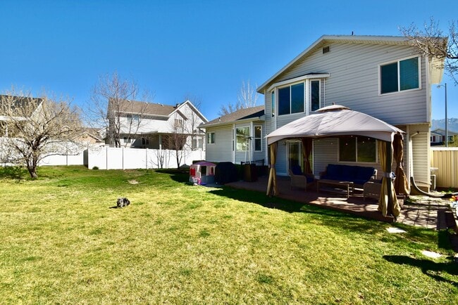 Building Photo - Spacious 4 Bed Murray Home with Huge Private Yard!