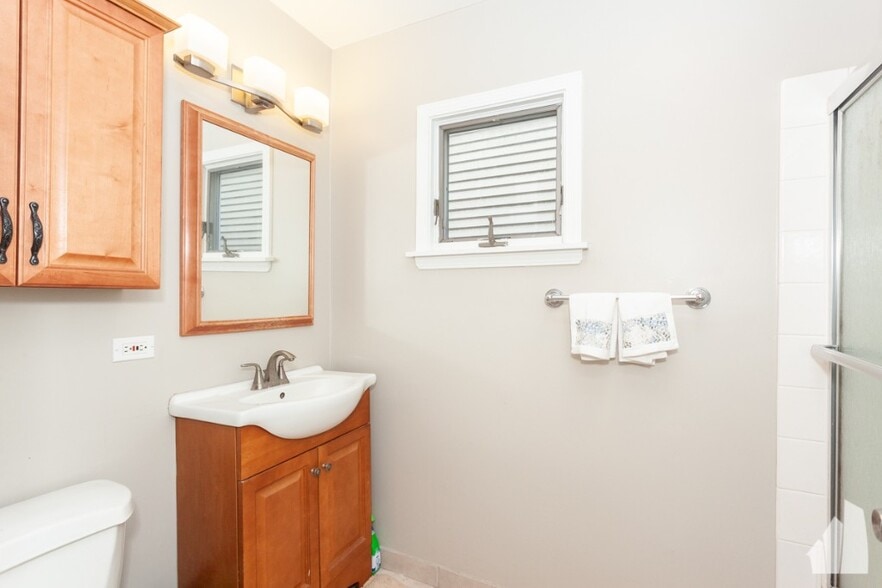 Building Photo - 2440 N Ashland Ave