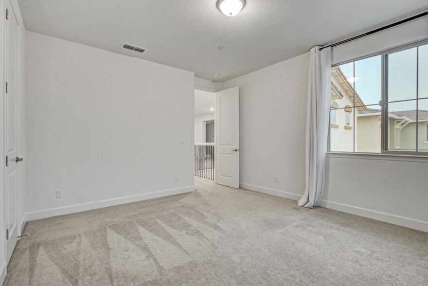 Guest Suite w/ en-suite bath - 2008 Gumbinger Pl