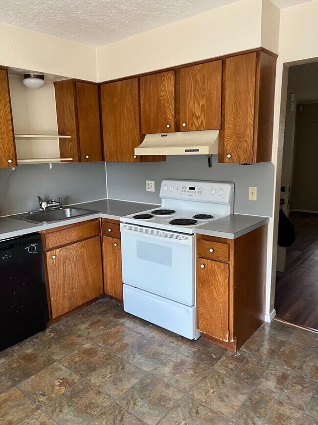 Building Photo - Great 2 Bedroom Condo !