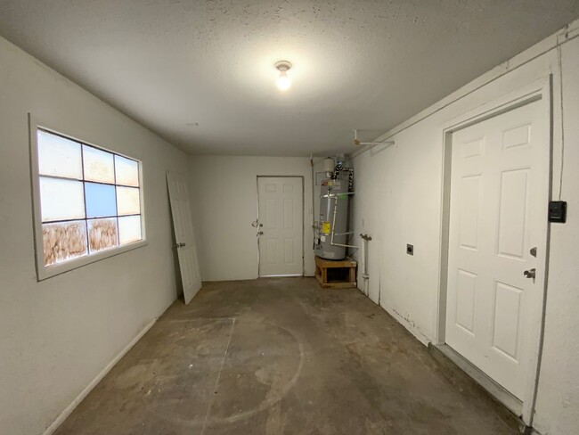 Building Photo - 3 Bedroom Single Story Home Available Near...