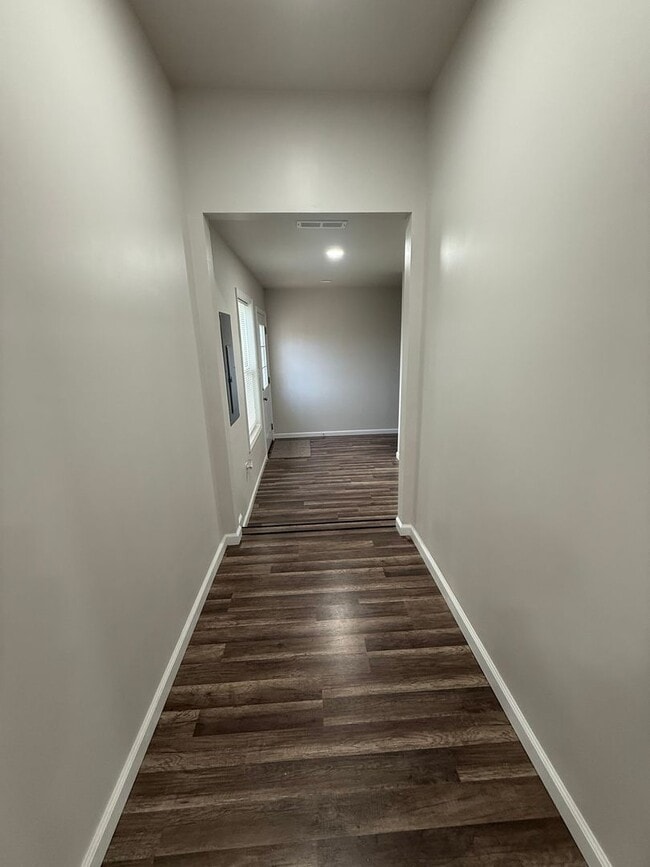 Building Photo - Beautifully updated & in great location