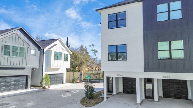 Building Photo - 2006 Laverne Willow Ln