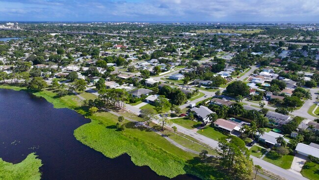 Building Photo - 1615 Crest Dr