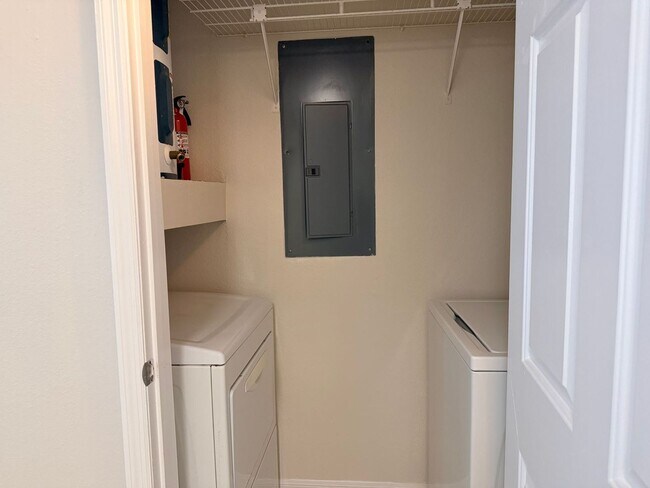 Building Photo - 2025 Erving Cir
