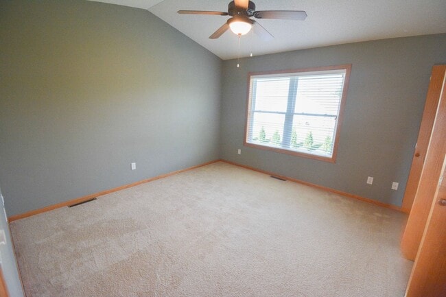 Building Photo - Cozy 2 Bed, 1.5 Bath Townhome in Stewartvi...