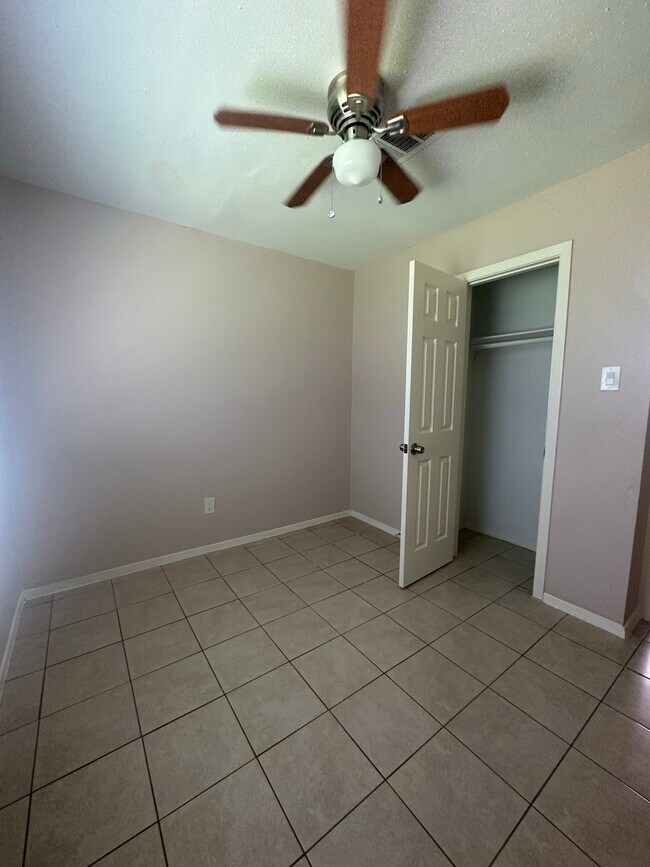 Building Photo - 1222 Ravenscourt Dr