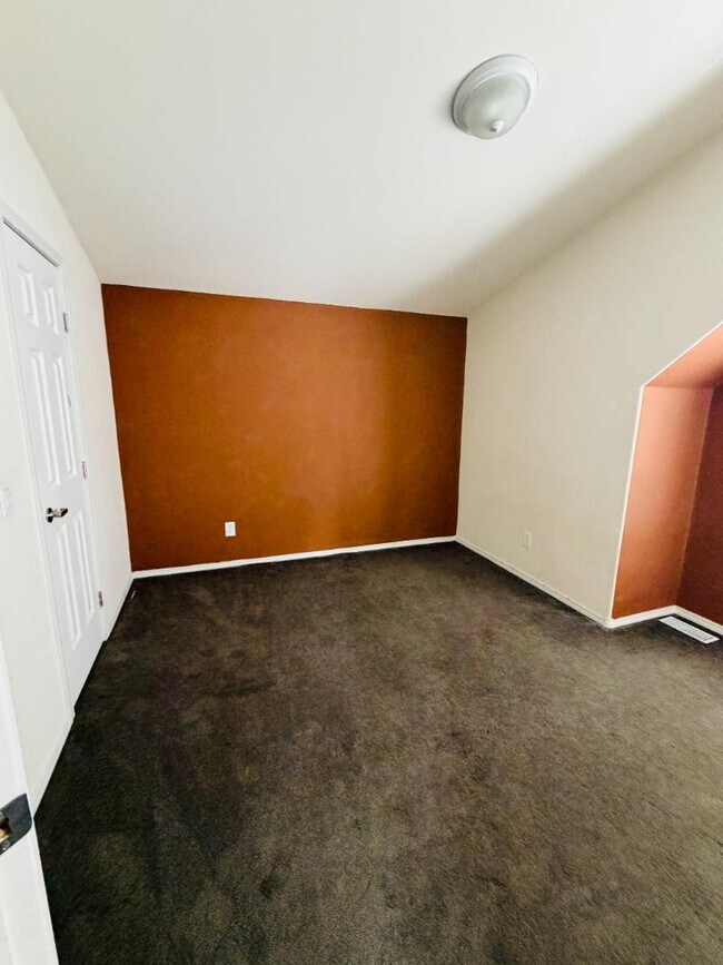 Building Photo - 558 N Tam Rim Dr