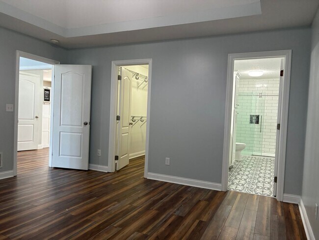 Building Photo - **Summer Ending BUT This Home is HOT**