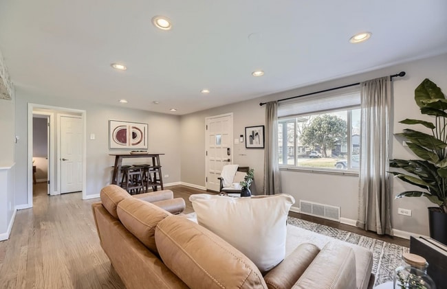 Building Photo - 4760 E Colorado Ave