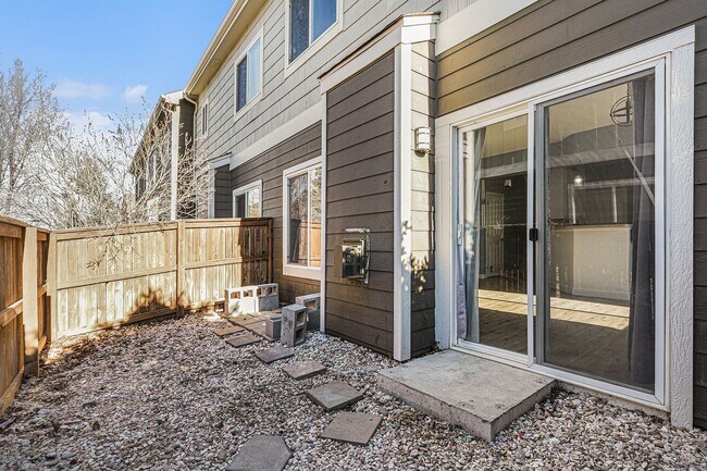 Building Photo - Available NOW!  2 Bedroom 2 Bath Beautiful Townhome