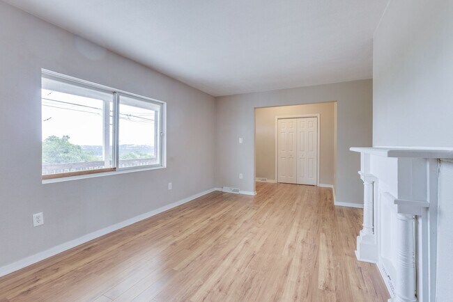 Building Photo - 1022 E Warrington Ave