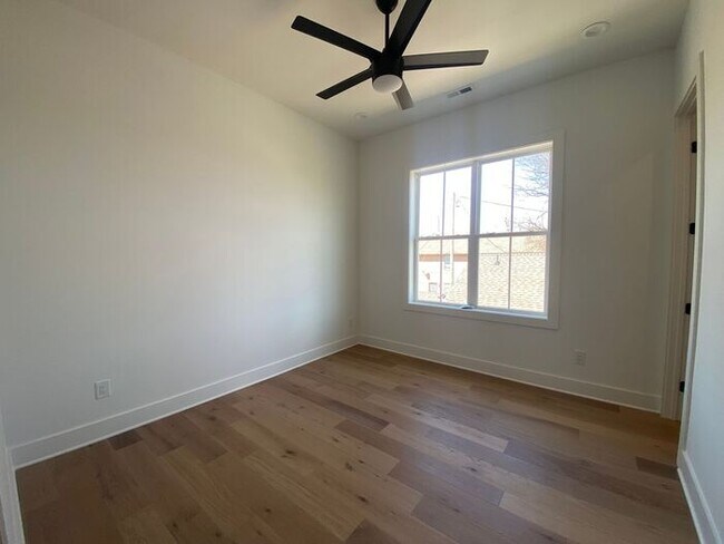 Building Photo - 4 Bed 3 Bath - 4 Min from Downtown - LAWN CARE INCLUDED