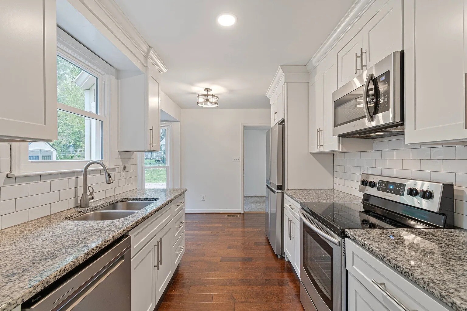 Building Photo - 723 Riverview Dr