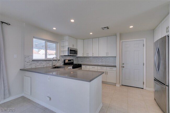 Building Photo - 225 Comanche Pl