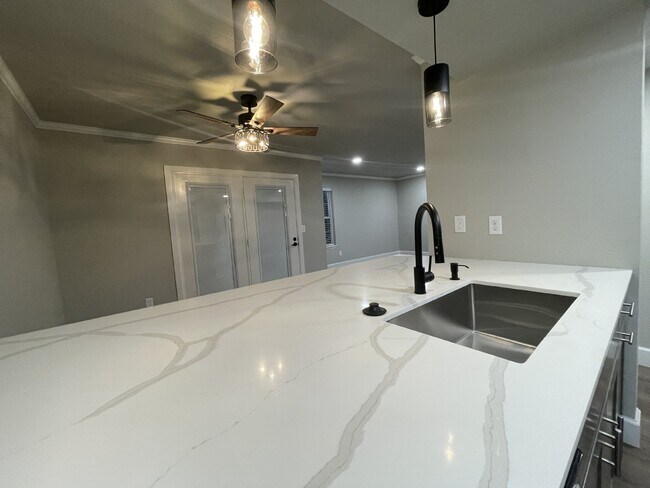 Building Photo - Modern 2 Bedroom Condo