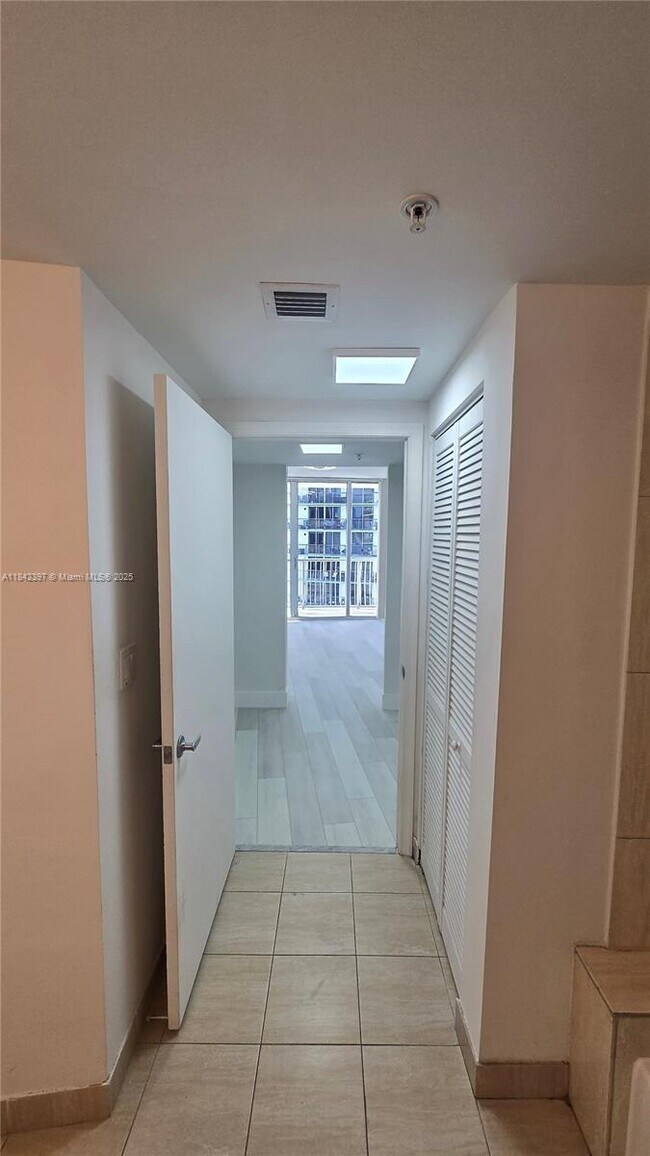 Building Photo - 1750 N Bayshore Dr