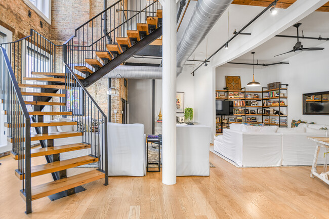 Building Photo - 711 S Dearborn St