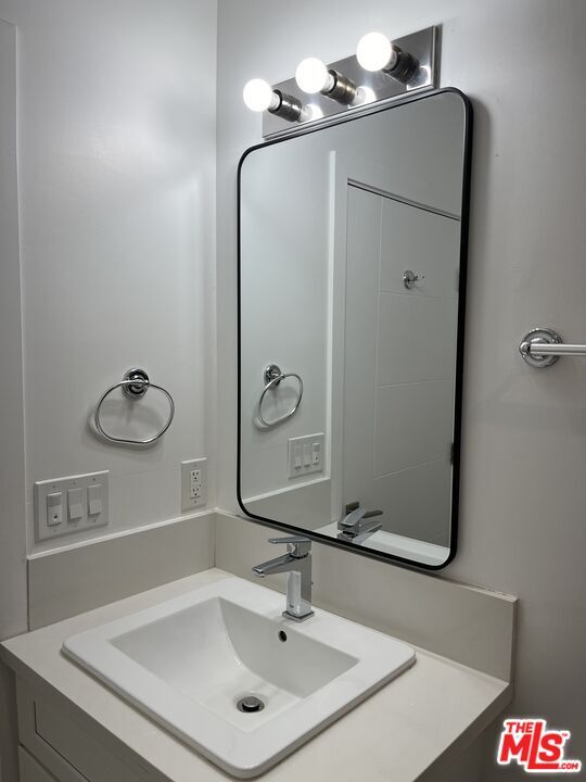 Building Photo - 644 N Manhattan Pl