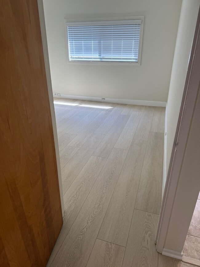 Building Photo - MISSION HILLS-SPACIOUS 2BR /2BA WITH MODER...