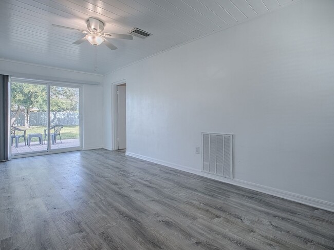 Building Photo - 2 bedroom 2 bath renovated gem in Mount Dora