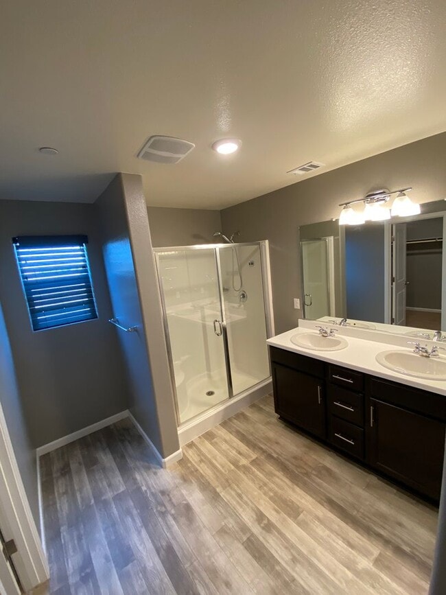 Building Photo - Beautiful home in desirable neighborhood for rent in Visalia CA