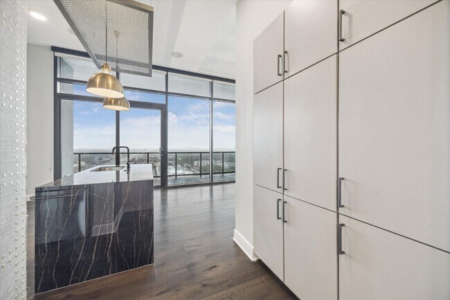 Building Photo - 9757 Katy Fwy