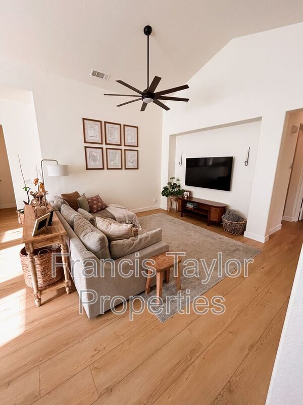 Building Photo - 27027 Sunningdale Way
