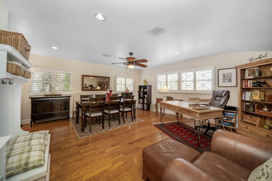 Building Photo - 4571 Canoga Dr