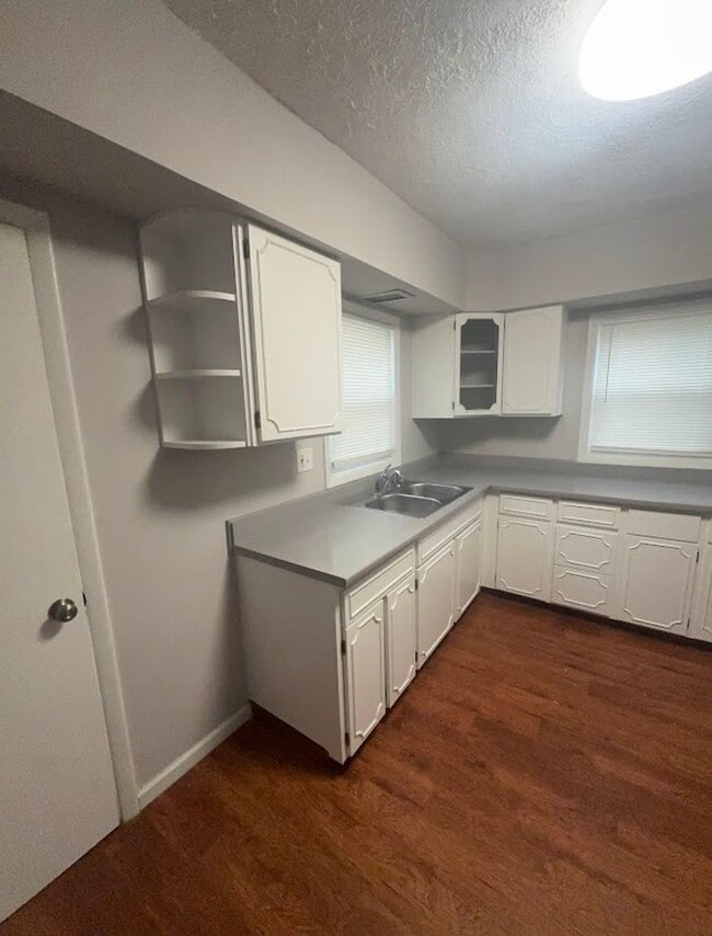 Building Photo - 3 Bed - 1.5 Bath Colonial for Rent in Clev...