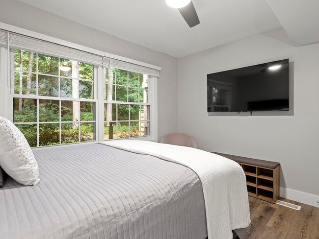 Building Photo - 28 Turnberry Dr