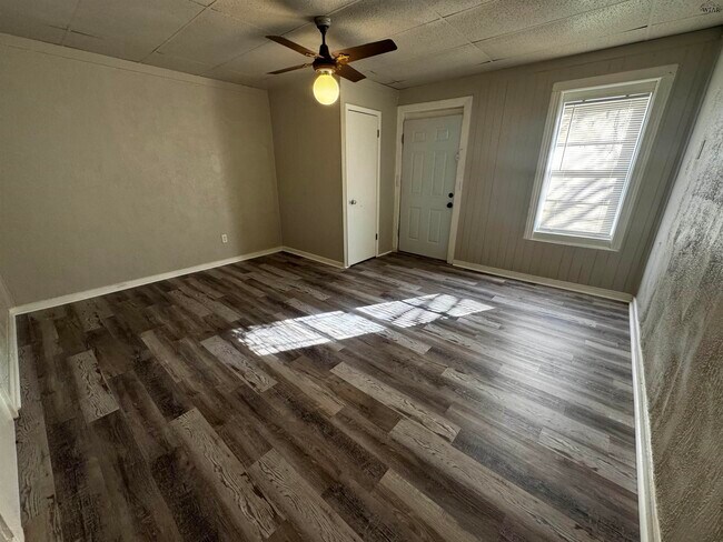 Building Photo - 3201 Southwest Dr