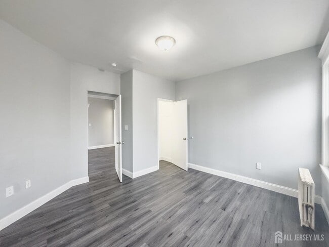 Building Photo - 556 Roosevelt Ave