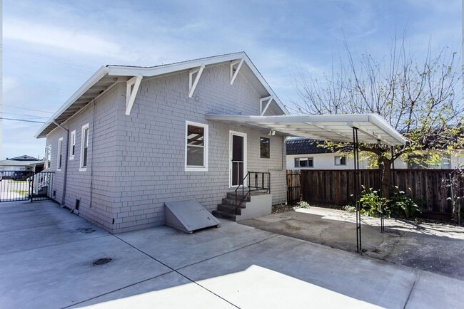 Building Photo - Charming 2 Bedroom House with Expansive Wo...