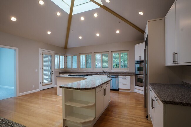 Building Photo - Spectacular 3 bed/3 bath home, gated community, walk to town!