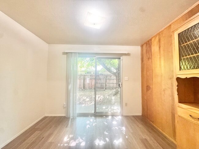 Building Photo - Single-story, spacious 2 bed condo, 1 bath...