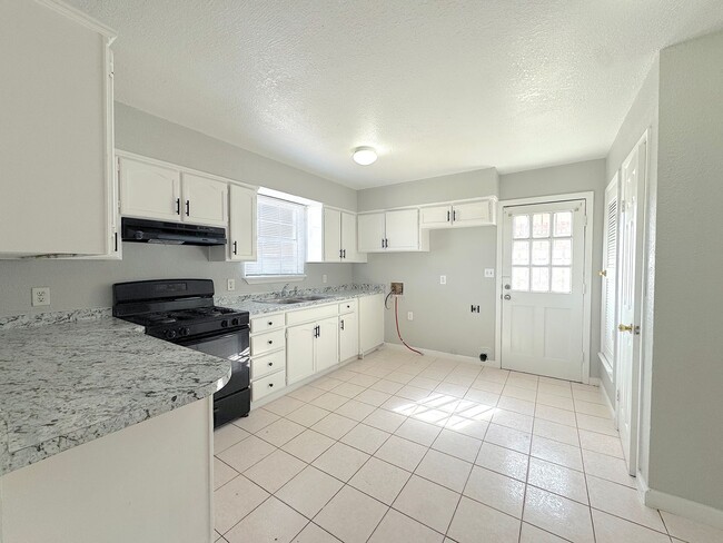 Building Photo - East El Paso 3 bed Refrig A/C