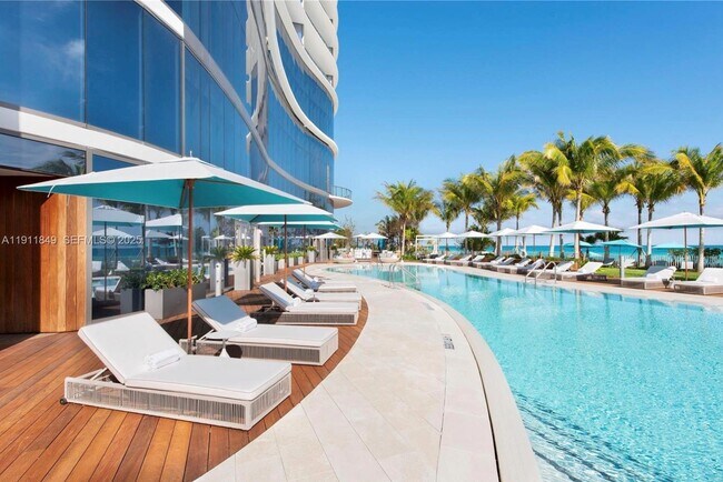 Building Photo - 15701 Collins Ave