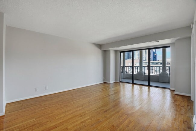 Building Photo - 1600 N Oak St