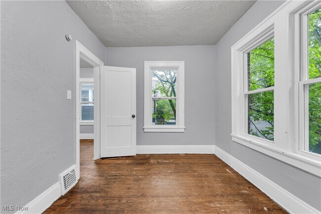 Building Photo - 3154 Kensington Rd