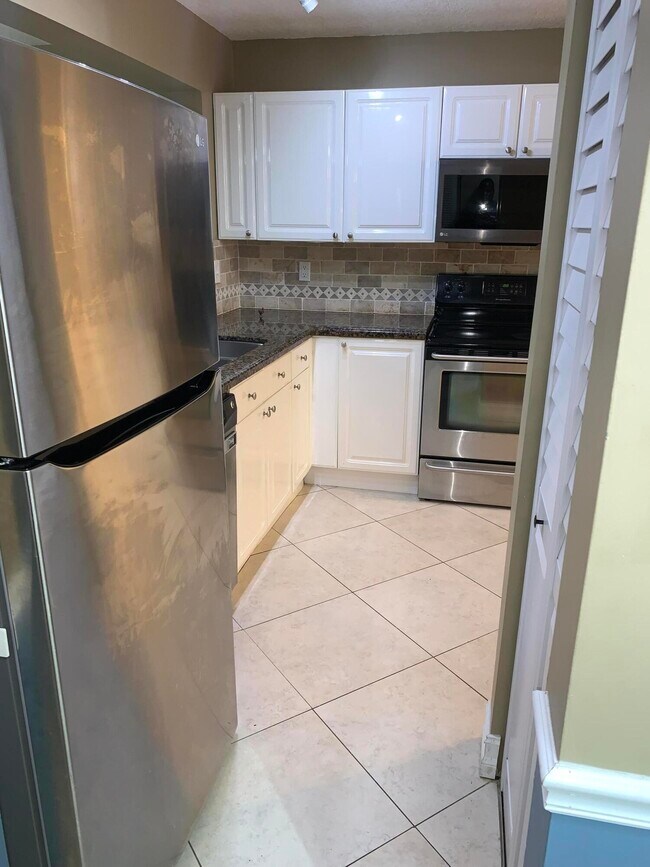 Building Photo - 2015 Coral Ridge Dr