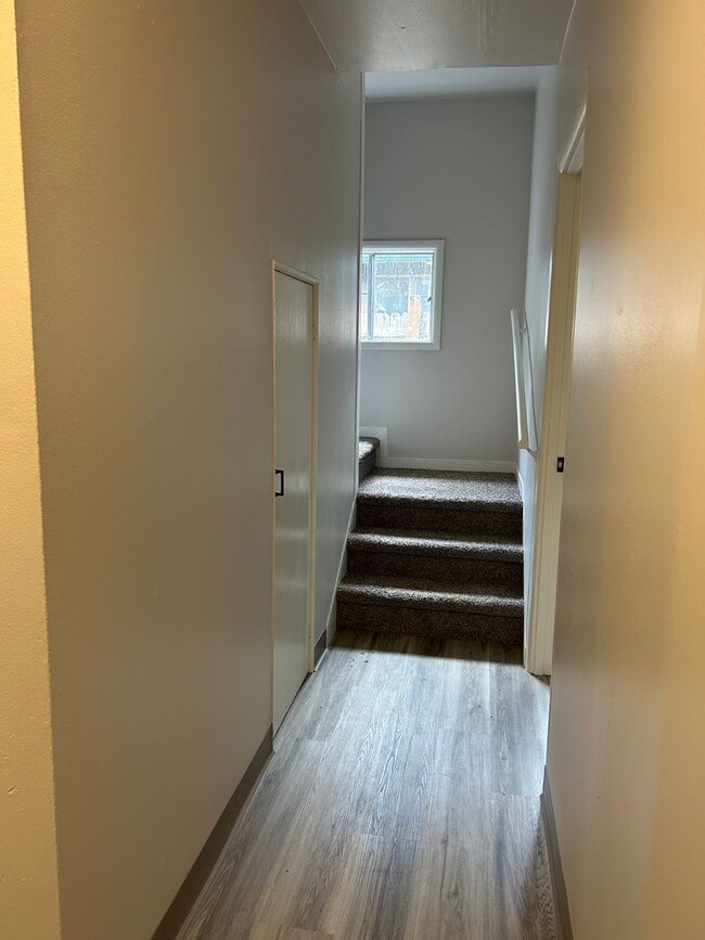 Building Photo - (935) Western Blvd - 3 Bedroom / 2 Bathroom Duplex Home - Updated