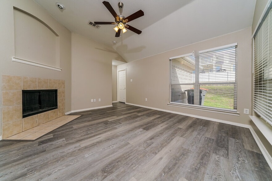 Building Photo - 409 Creekview Dr