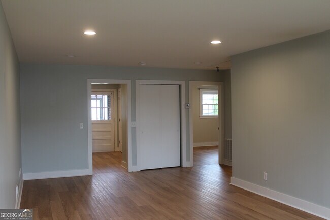 Building Photo - 5 S Zetterower Ave